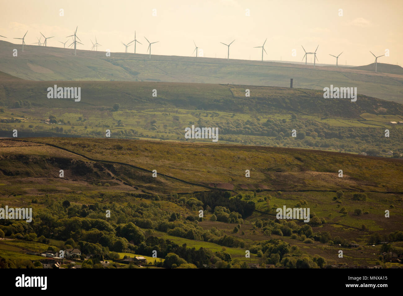 Vista del West Pennine Moors che mostra la vacuità e tetro la bellezza della zona e di una fattoria eolica con Holcombe (scorza) Torre. Foto Stock