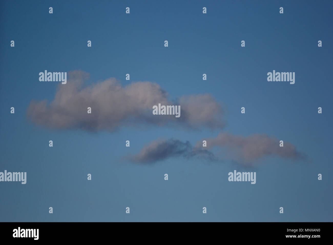 Foto di nuvole nel cielo blu Foto Stock