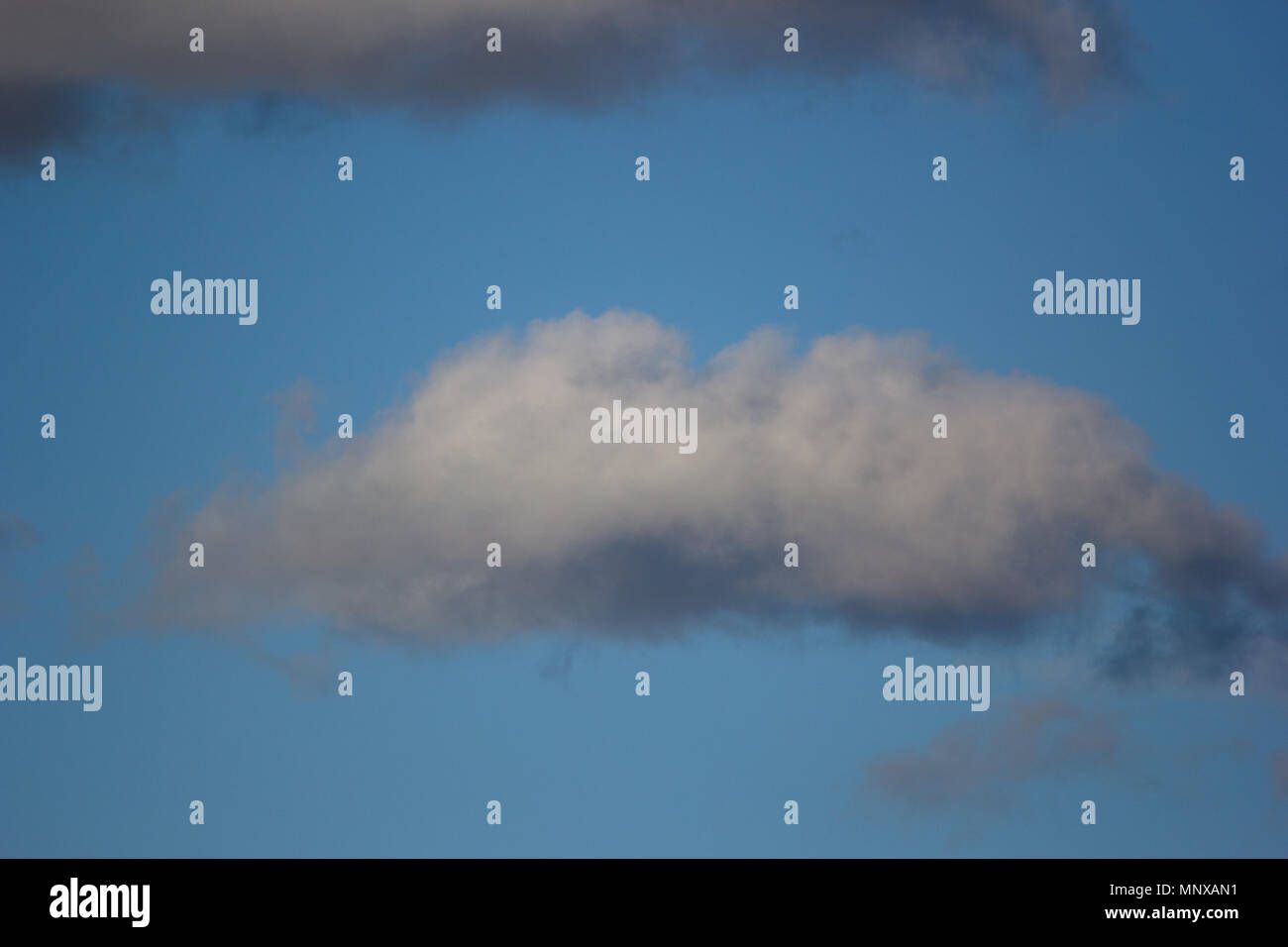 Foto di nuvole nel cielo blu Foto Stock