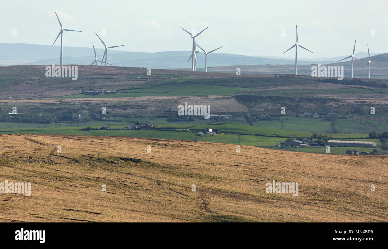 Per centrali eoliche e una vista del West Pennine Moors che mostra la vacuità e tetro la bellezza della zona e di una fattoria eolica con Holcombe (scorza) Torre. Foto Stock