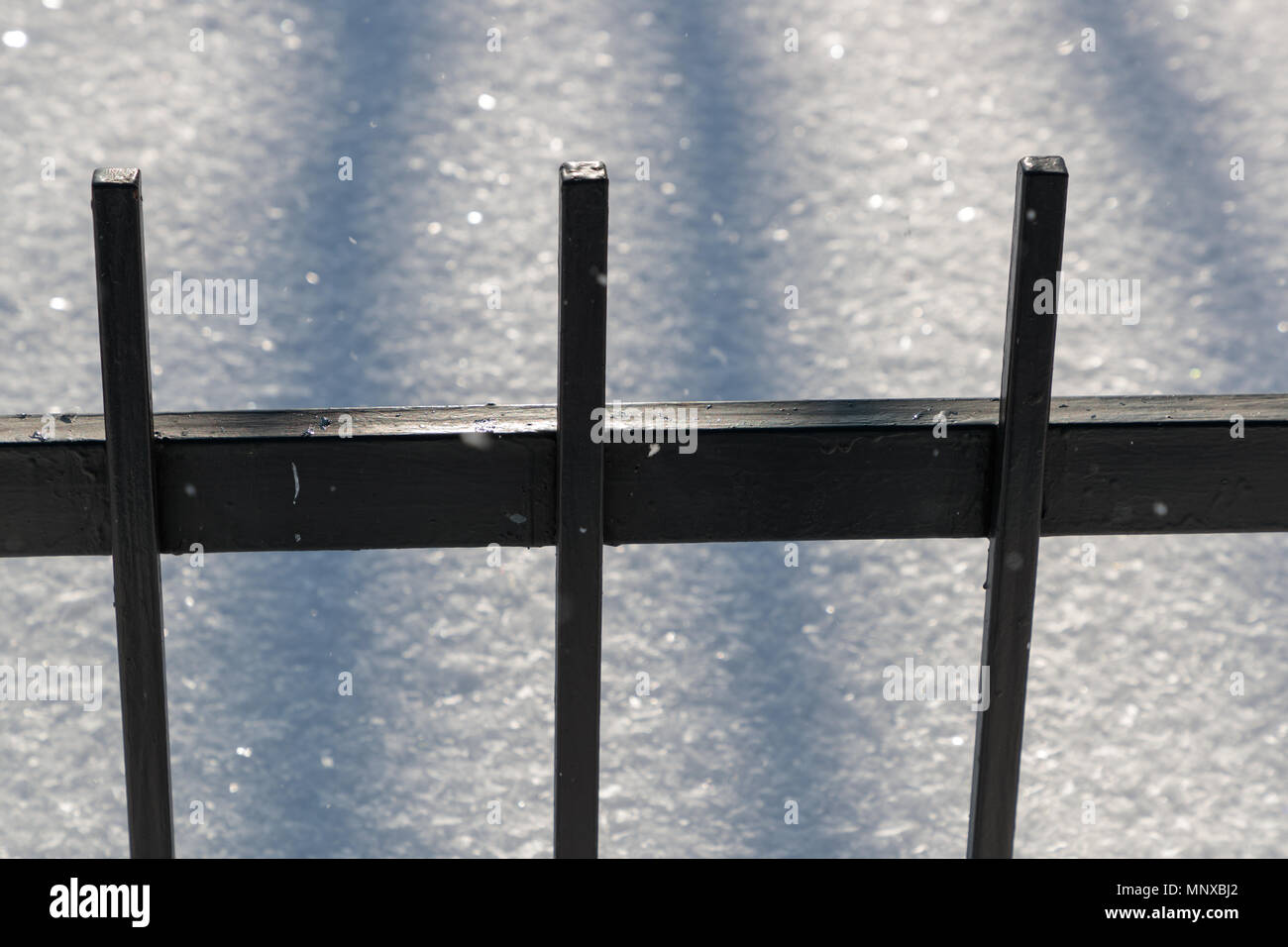 Recinzione in acciaio recinzione in inverno nelle ore diurne Foto Stock