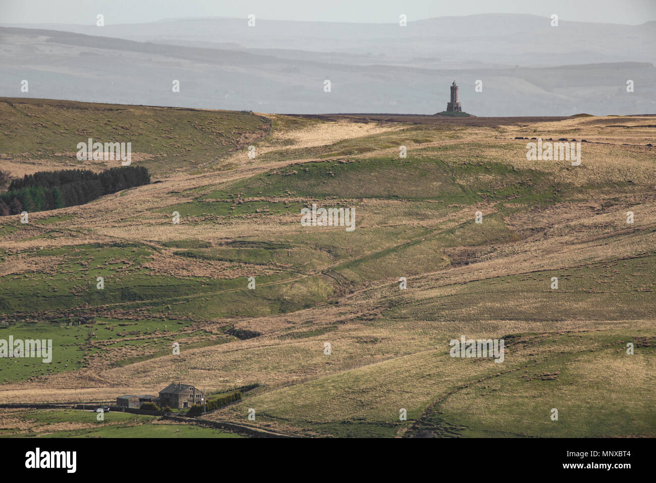 Darwen Tower (Torre giubilare) e una vista della West Pennine Moors che mostra la vacuità e tetro la bellezza della zona. Foto Stock