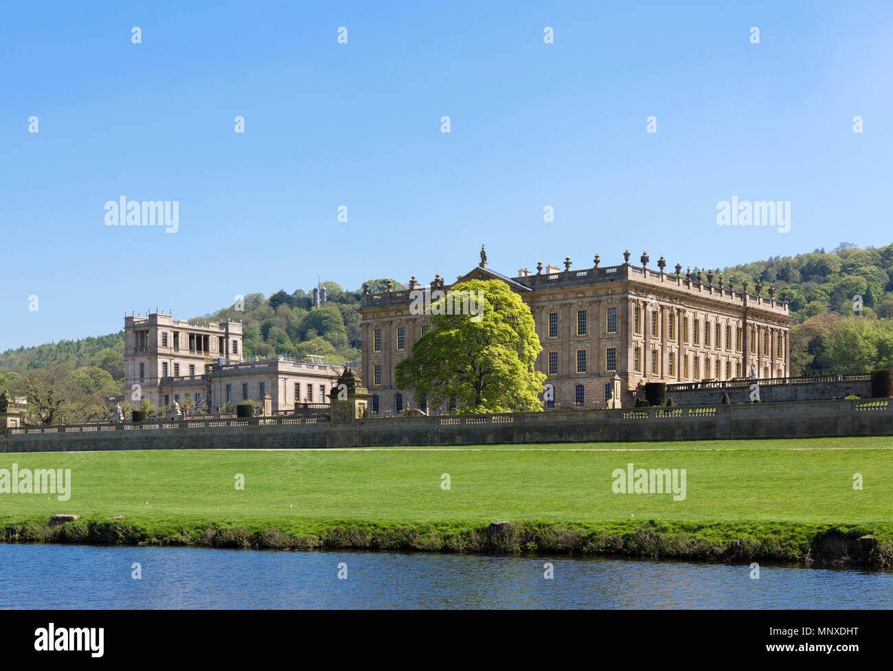 Chatsworth House dalle rive del fiume Derwent, Chatsworth Park, Derbyshire, England, Regno Unito Foto Stock