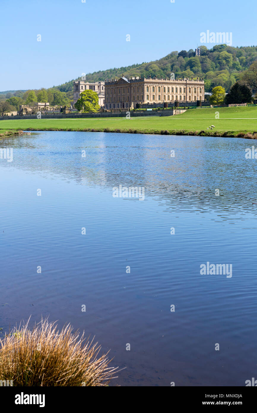 Chatsworth House dalle rive del fiume Derwent, Chatsworth Park, Derbyshire, England, Regno Unito Foto Stock