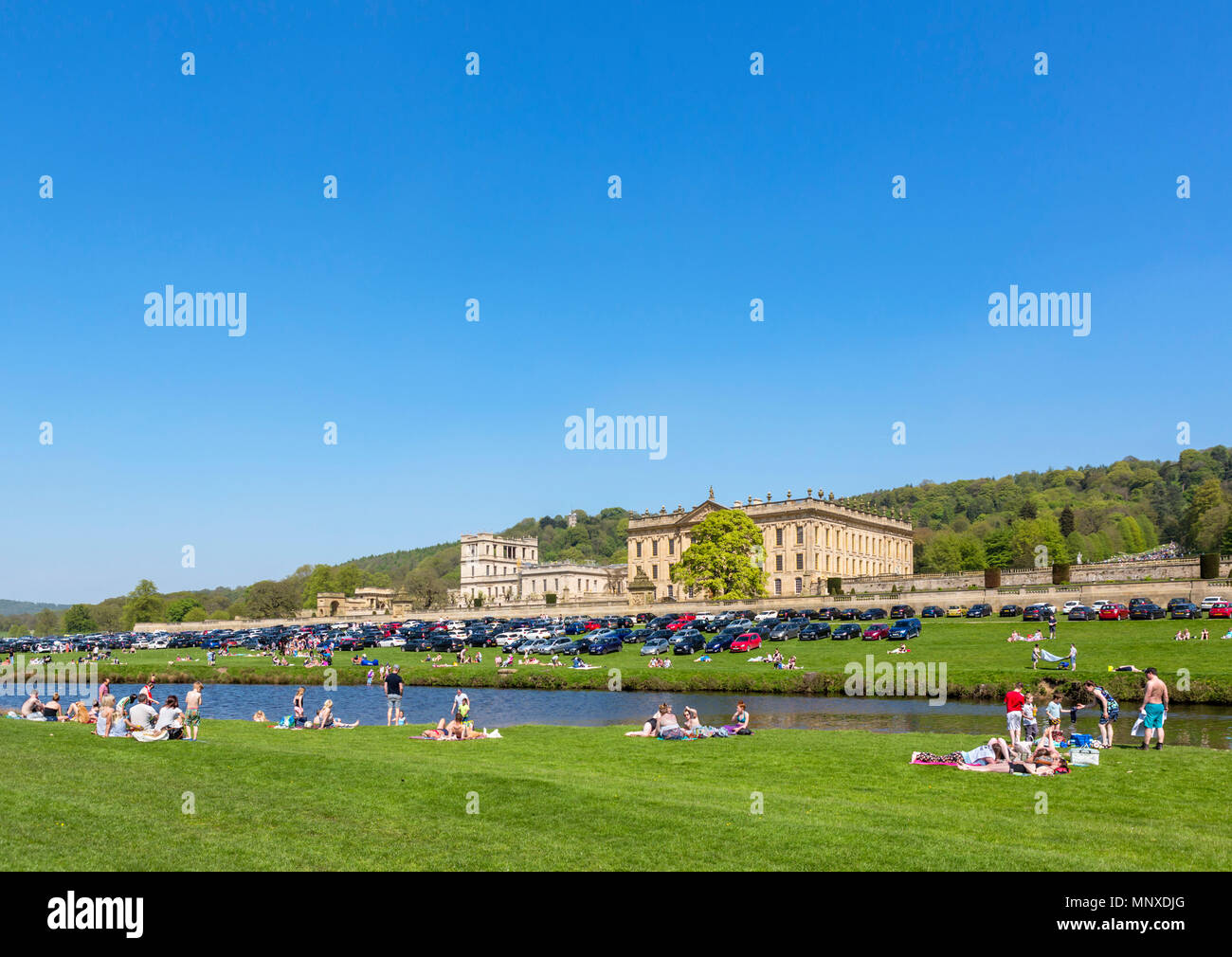 La folla di visitatori a Chatsworth Park su una trafficata May Bank Holiday weekend in 2018, la Chatsworth House, Derbyshire, England, Regno Unito Foto Stock