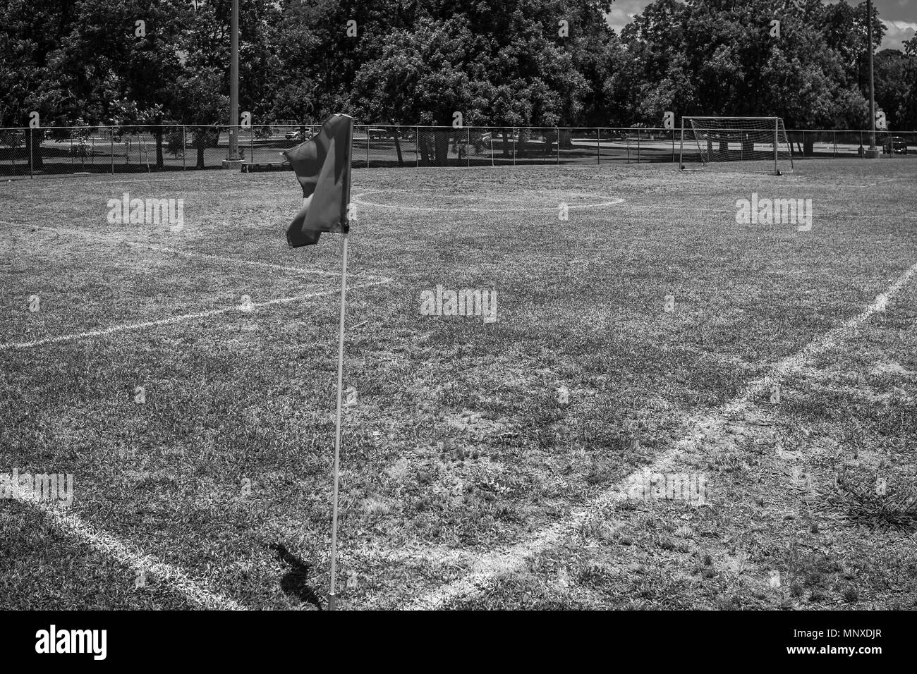 In piedi in cui un giocatore di calcio si distingue per un calcio d'angolo. Foto Stock