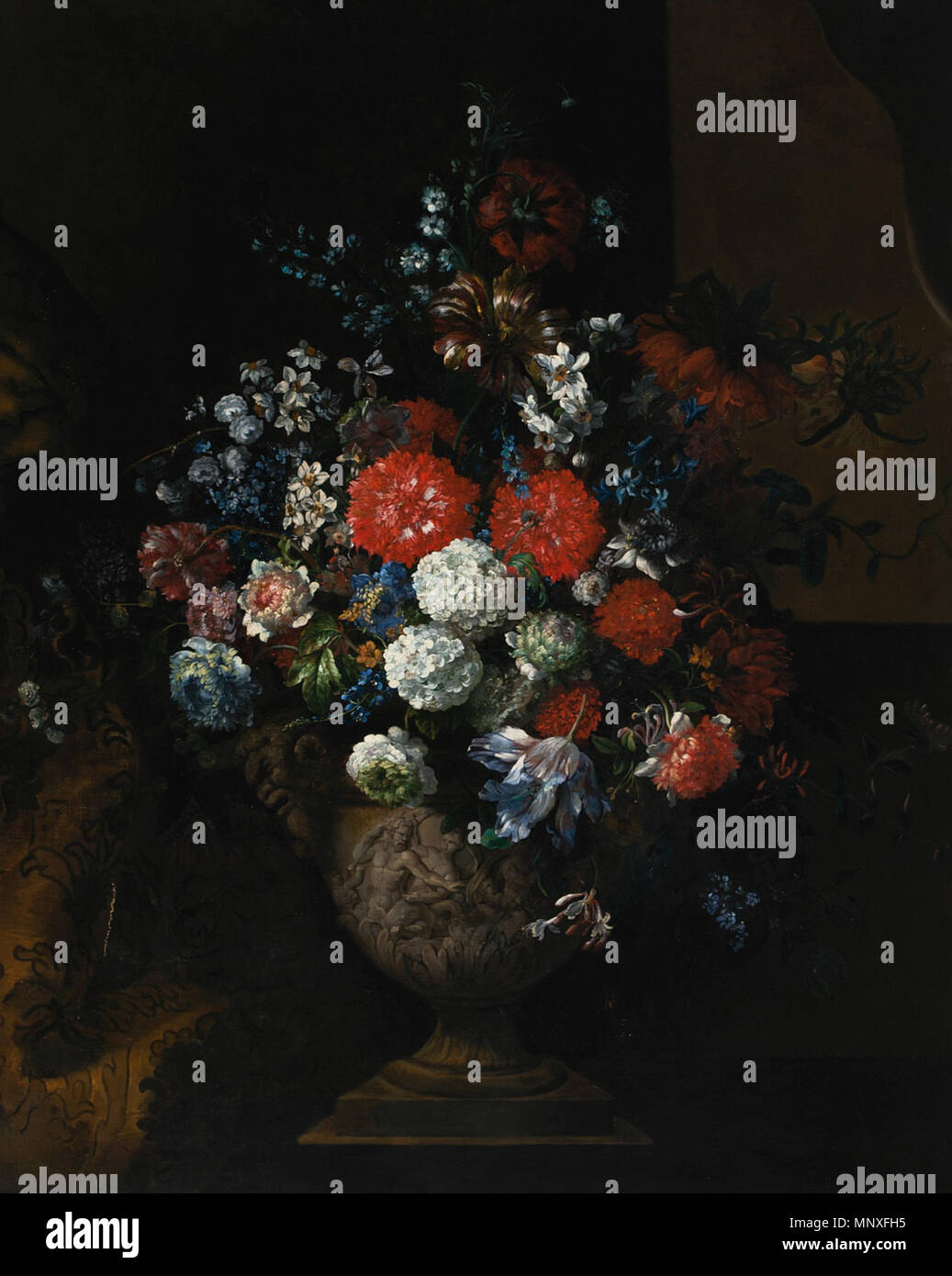 . Inglese: natura morta di fiori, compresi i tulipani, rose, papaveri e pallon di maggio in un urna scolpita, appoggiato su un plinto di pietra 1144 ancora in vita di fiori su uno zoccolo in pietra Foto Stock