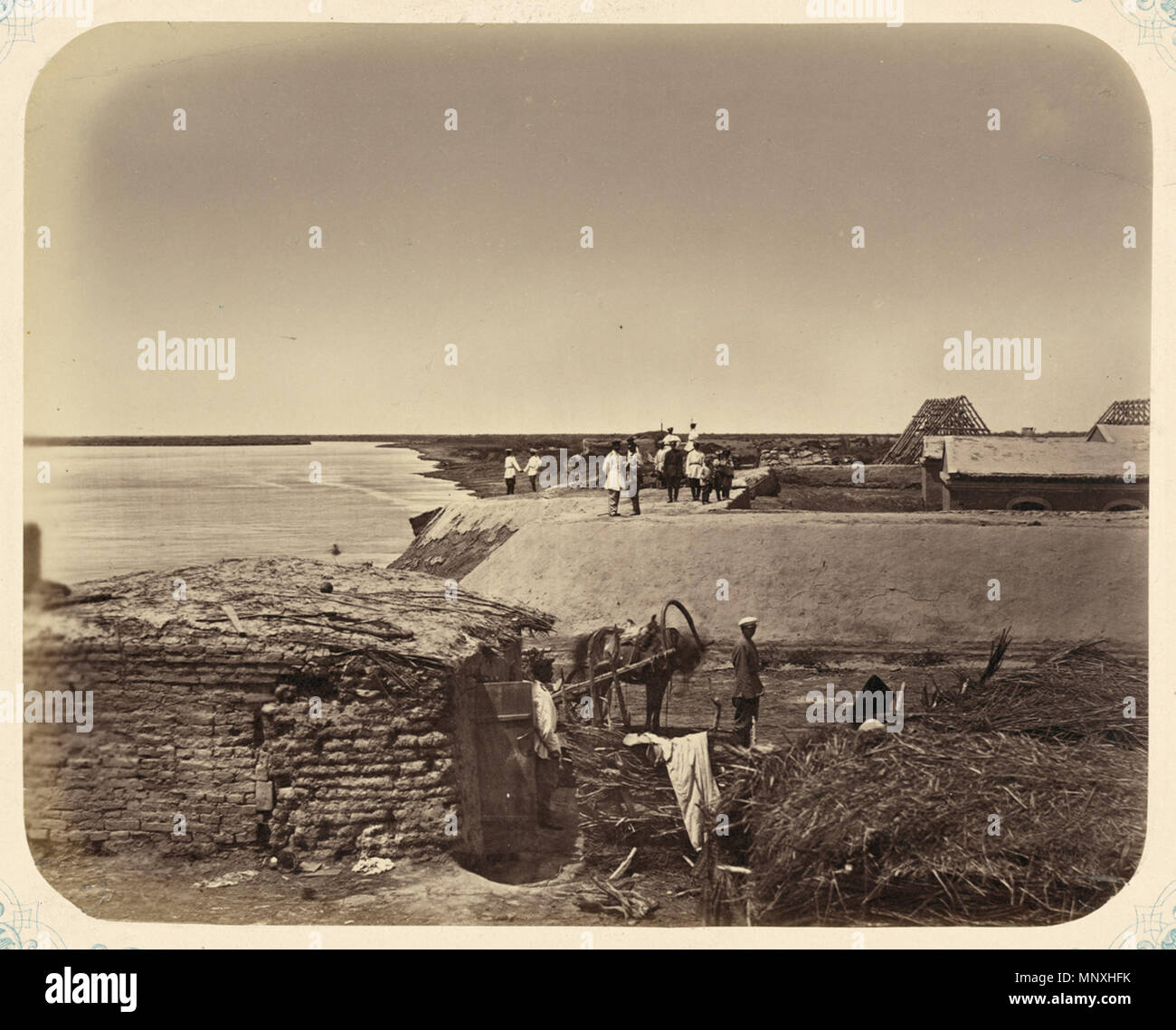 Русский: Сырдарьинская область. Укрепления форта №2 (Карамакчи). Сыр Набережная-Дарьи у форта Français : Oblast de Syr-Darya. Fortificazione du Fort n° 2 (Karamakche). Digue du Syr-Darya près du Fort inglese: Syr Darya Oblast. Fortificazione di Fort n. 2 (Karamakche). Argine del Syr Darya dal Fort 中文: 锡尔河州：2 号要塞的防御工事（卡拉马克）：要塞边上的锡尔河堤岸 Português: Oblast de Sir Dária. Fortificação do Forte n.o 2 (Karamakche). Dique do Rio Sir Dária perto do forte العربية: منطقة سير داريا. تحصين الحصن رقم 2 (كاراماكش). حاجز على سير داريا بجانب الحصن Español: Óblast de Sir Daria. Fortificación del fuerte n Foto Stock