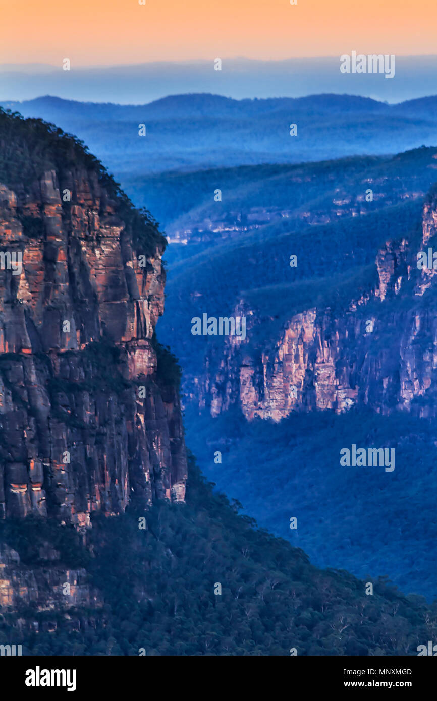Frammento di pietra arenaria erose scogliere in montagne blu dell'Australia come si vede dal pulpito rock lookout lungo il Grand Canyon al tramonto. Foto Stock