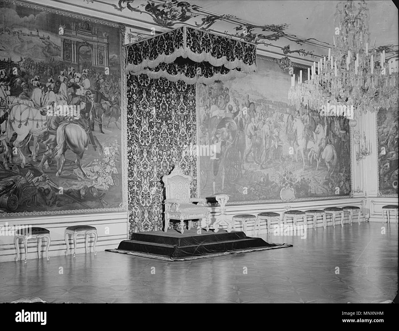 . Inglese: La Geheime Ratsstube (Consiglio Privy camera) nell'appartamenti Cerimoniali delle Leopoldine ala con palco, trono e cano . 1900 (circa). Unknown 1174 La Geheime Ratsstube Foto Stock