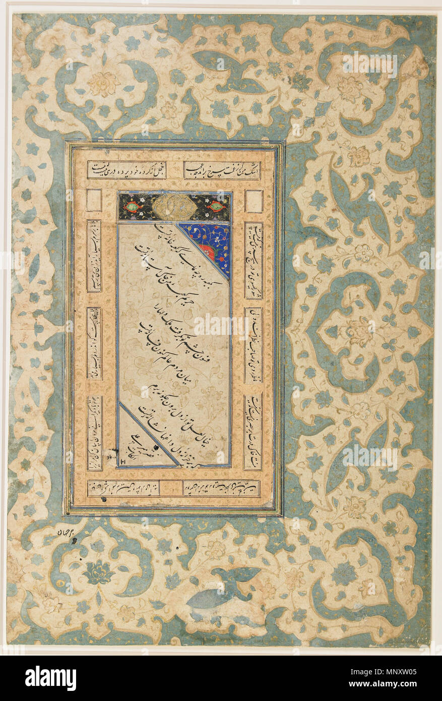 Русский: Три бейта (стихи), посвященных возлюбленной Français : Trois bayts (versets) à onu être cher inglese: Tre Bayts (versi) ad una persona cara 中文: 献给爱人的三份诗节（诗篇） Português: Três Bayts (Versos) para um Ente Querido العربية: ثلاثة أبيات إلى محبوبة Español: Tres bayts (versos) un onu ser amado . Русский: В этот каллиграфический фрагмент включены три бейта (стиха) поэзии на основной текстовой панели и десять стихов вокруг этой панели, что создает текстовую рамку, украшенную золотыми виноградными лозами и узорами из листьев. Весь каллиграфический фрагмент наклеен на бумагу, украшенную синими геоме Foto Stock