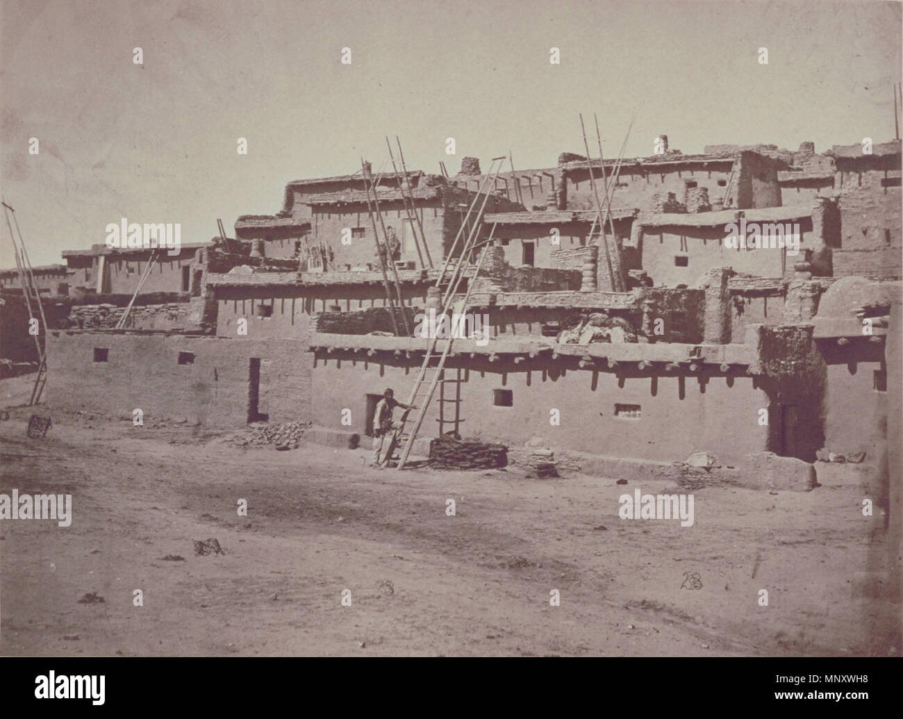 Sezione del lato sud di Zuni Pueblo, N. M. WHEELER, George M., 1Lt. --Le fotografie che mostrano paesaggi, geologiche e di altre caratteristiche, di porzioni di territorio occidentale degli Stati Uniti ottenuta in combinazione con...esplorazioni e indagini a ovest del meridiano 100.-- a Washington DC: Corpo degli Ingegneri, U.S. Esercito, 1871, 1872, 1873. 1873. 1194 Timothy H. O'Sullivan - Sezione del lato sud di Zuni Pueblo - GEH .197900140050 Foto Stock