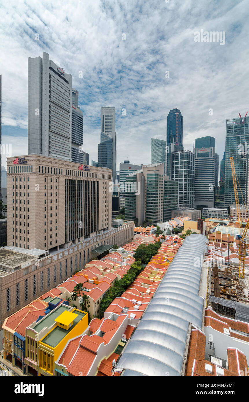 Singapore distretto finanziario come si vede da Chinatown. Chinatown è un quartiere etnico con distintamente cinese elementi culturali. Foto Stock