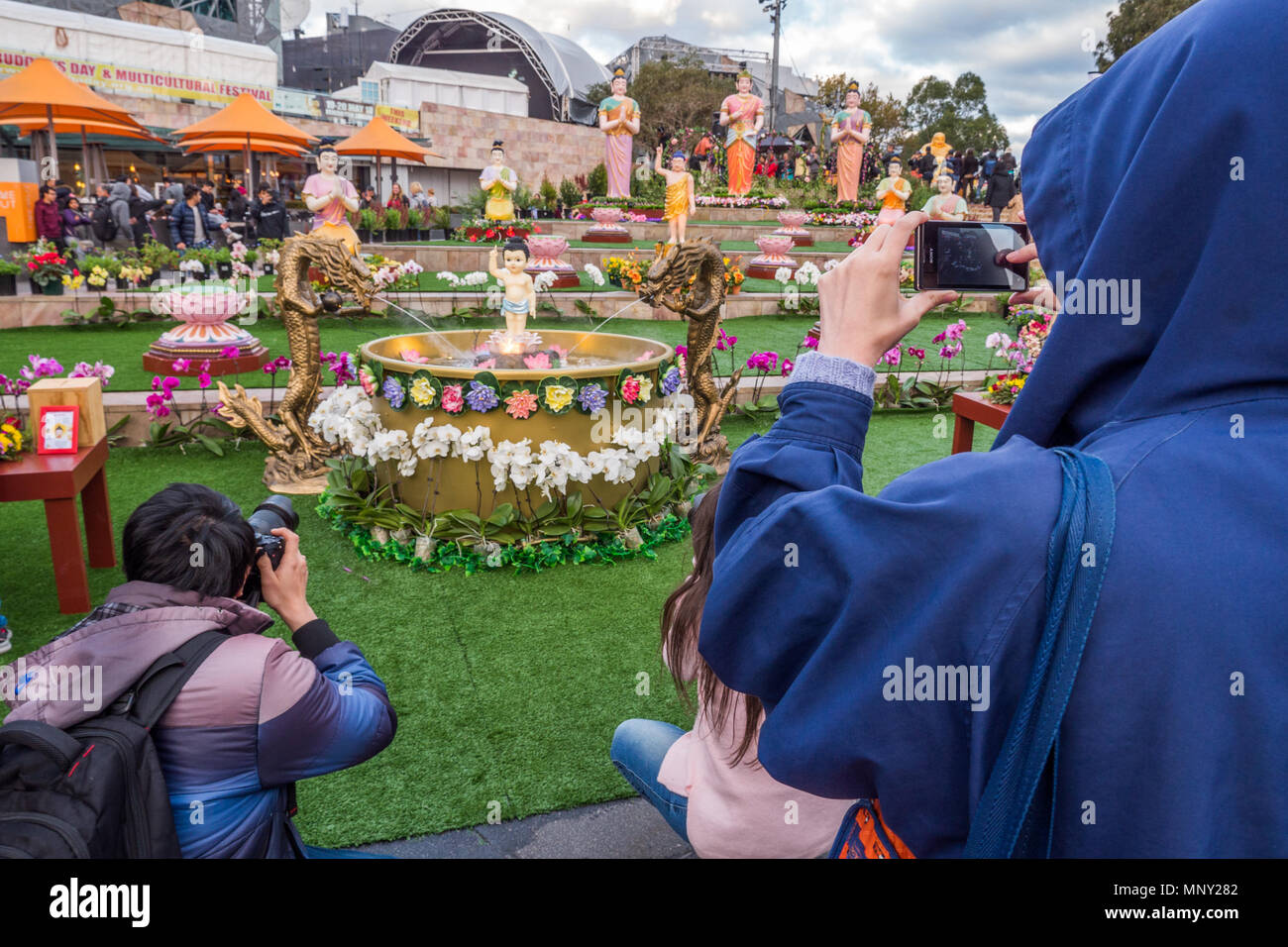 Paesaggio foto del compleanno di Buddha di celebrazione e di evento multiculturale a alimentato Square a Melbourne in Australia. Più statue di Buddha con baby Buddha Foto Stock
