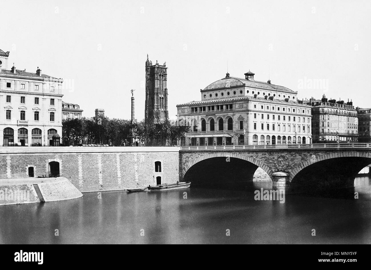 . Inglese: Vista del Pont au Change e gli edifici su Place du Chatelet, con il Tour Saint-Jacques in background di medie: Albume silver stampa dal negativo di vetro Dimensioni: 19,2 x 28,0 cm. (7 9/16 x 11 in.) . 1860s. Édouard Baldus (1813-1889) nomi alternativi Édouard-Denis Baldus; Edouard Baldus; Eduard Baldus; Edouard-Denis Baldus; Edouard Denis Baldus Descrizione fotografo francese Data di nascita e morte 5 Giugno 1813 22 dicembre 1889 Luogo di nascita e morte Grunebach, la Prussia Parigi posizione di lavoro autorità di Parigi controllo : Q71244 VIAF: 29833701 ISNI: 0000 0000 8368 3572 Foto Stock