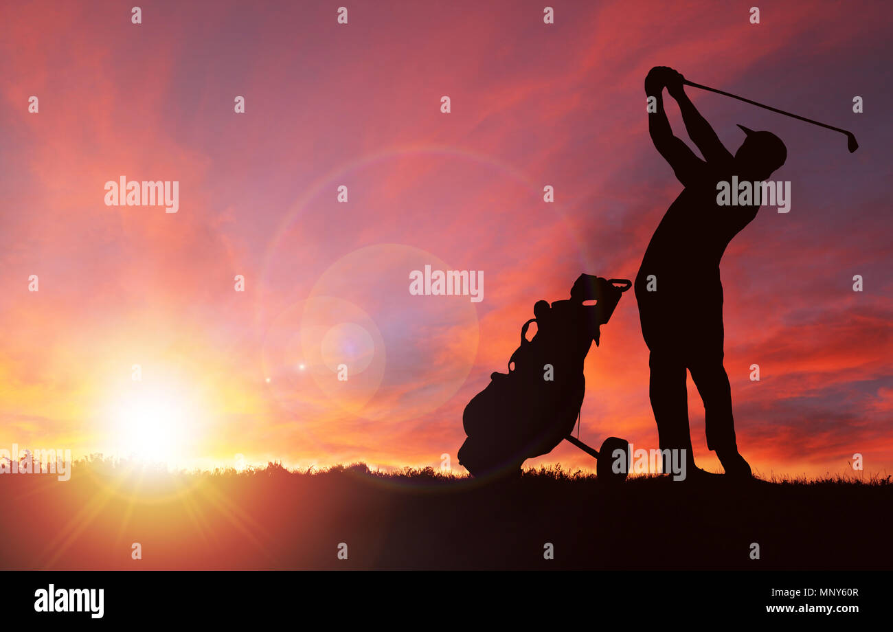 Silhouette di golfista con borsa da golf dal suo lato club oscillante verso il tramonto con la deliberata lens flare e copia di spazio. Foto Stock