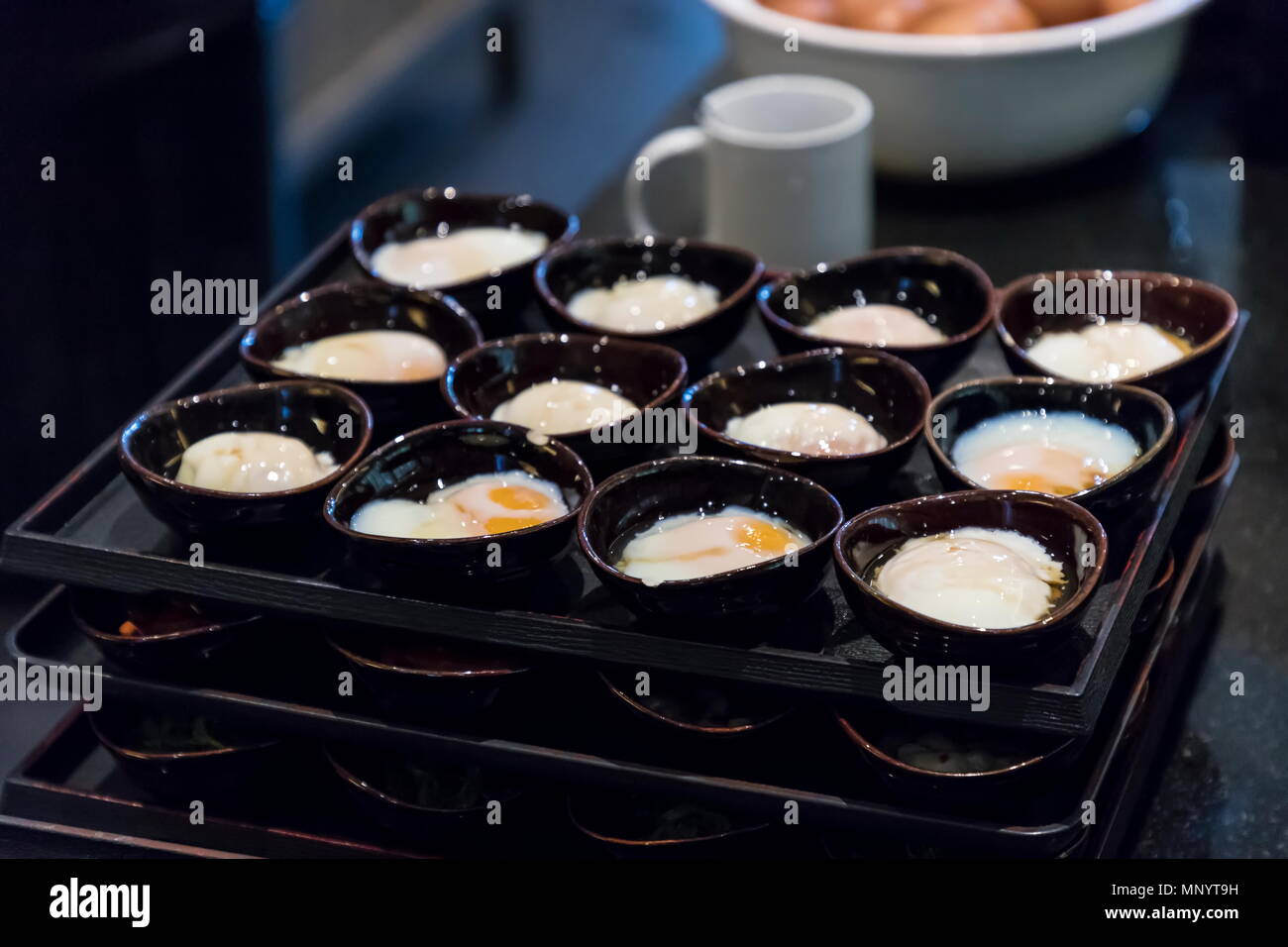 Uova sode preparato per il riempimento a buffet dell'hotel. Messa a fuoco selettiva. Foto Stock