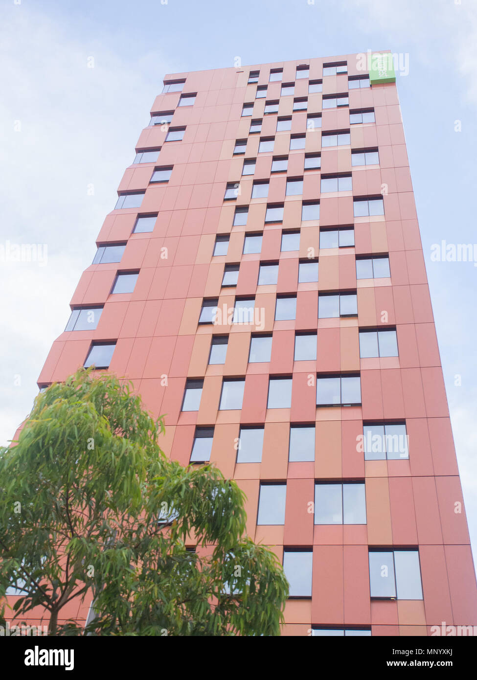 Modello di finestra nella parte esterna di un edificio alto Foto Stock