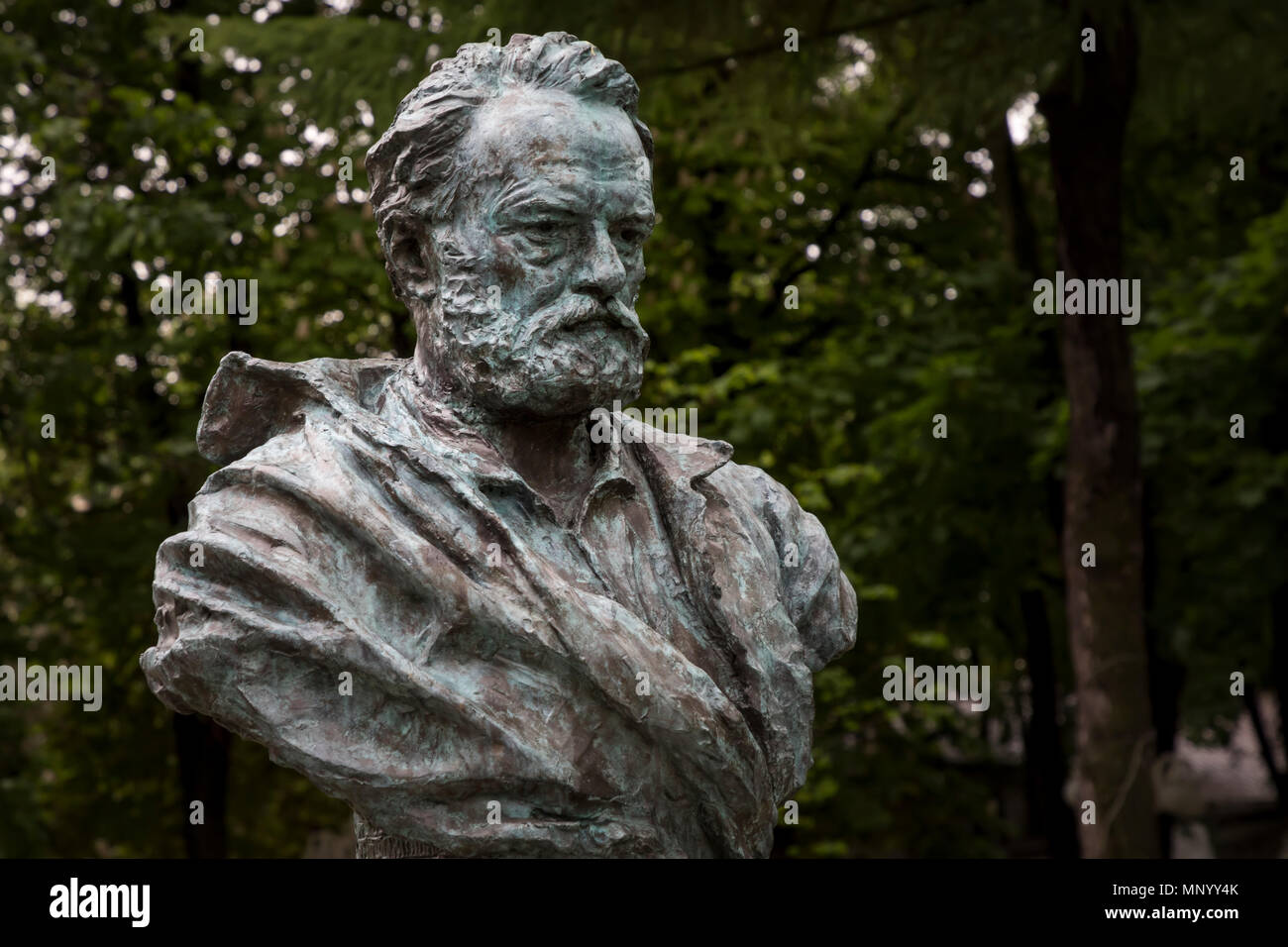 Busto del poeta francese, romanziere, drammaturgo e Victor Marie Hugo installato nell'Eremo giardino nel centro di Mosca, Russia Foto Stock