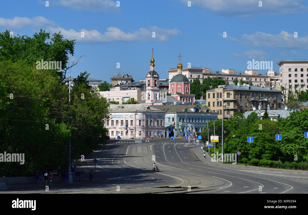 Mosca, Russia - Ustinsky passaggio con vista della chiesa dei Santi Apostoli Pietro e Paolo Foto Stock