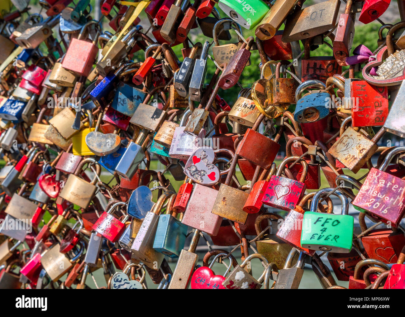 Amore si blocca su Makartsteg ponte sopra il fiume Salzach, Salisburgo, Stato di Salisburgo, Austria, Europa Foto Stock