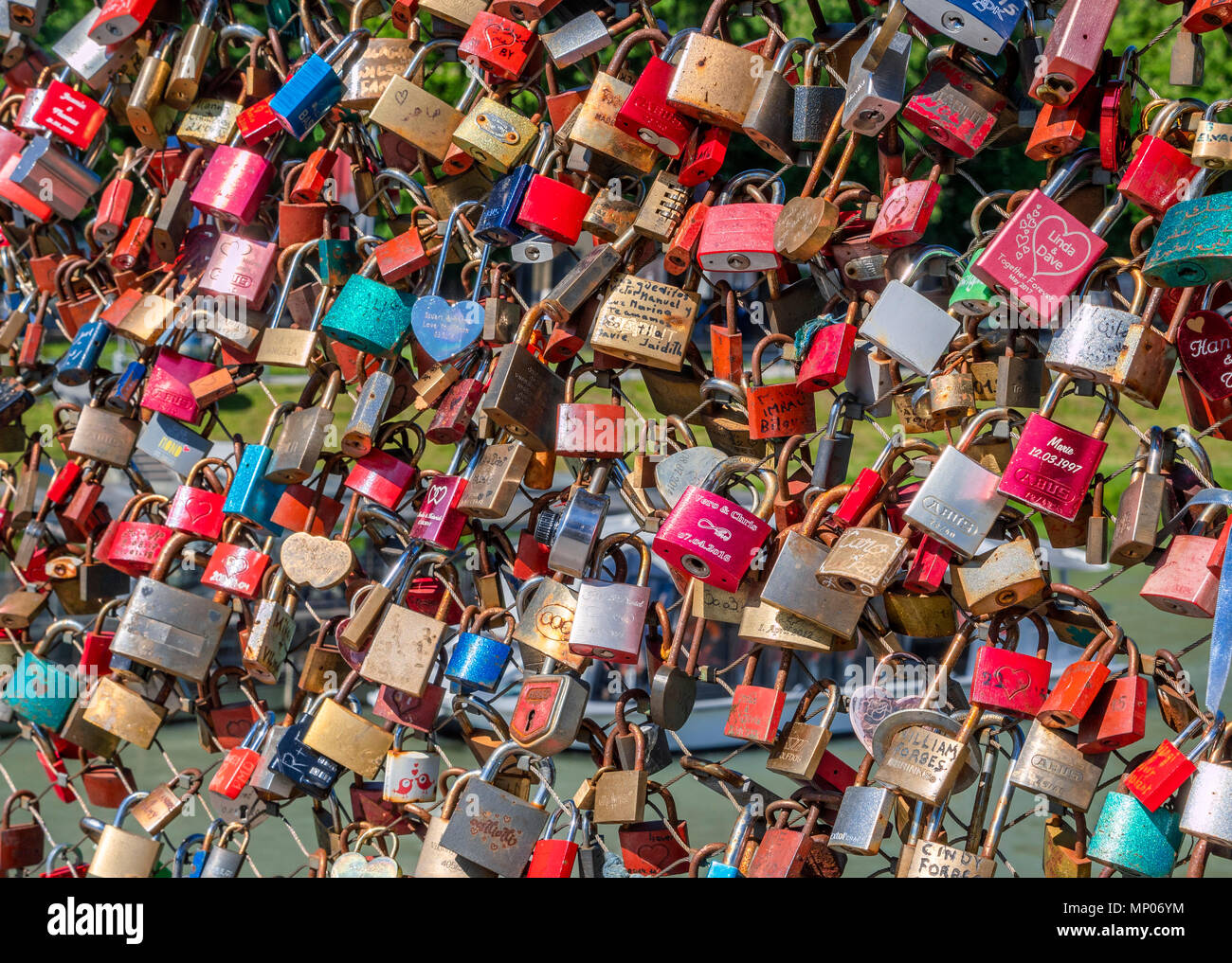 Amore si blocca su Makartsteg ponte sopra il fiume Salzach, Salisburgo, Stato di Salisburgo, Austria, Europa Foto Stock