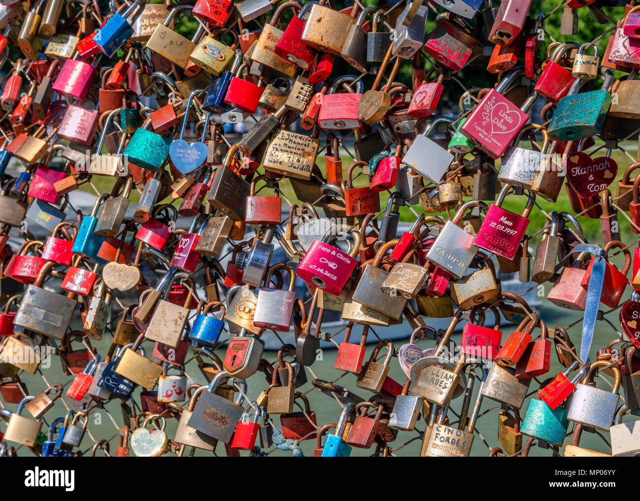 Amore si blocca su Makartsteg ponte sopra il fiume Salzach, Salisburgo, Stato di Salisburgo, Austria, Europa Foto Stock