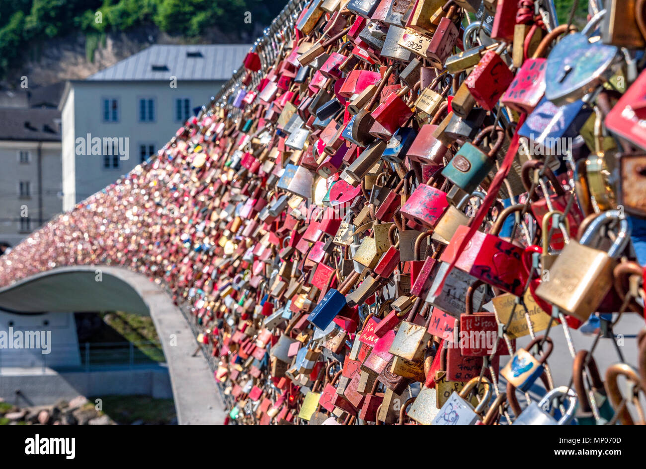 Amore si blocca su Makartsteg ponte sopra il fiume Salzach, Salisburgo, Stato di Salisburgo, Austria, Europa Foto Stock