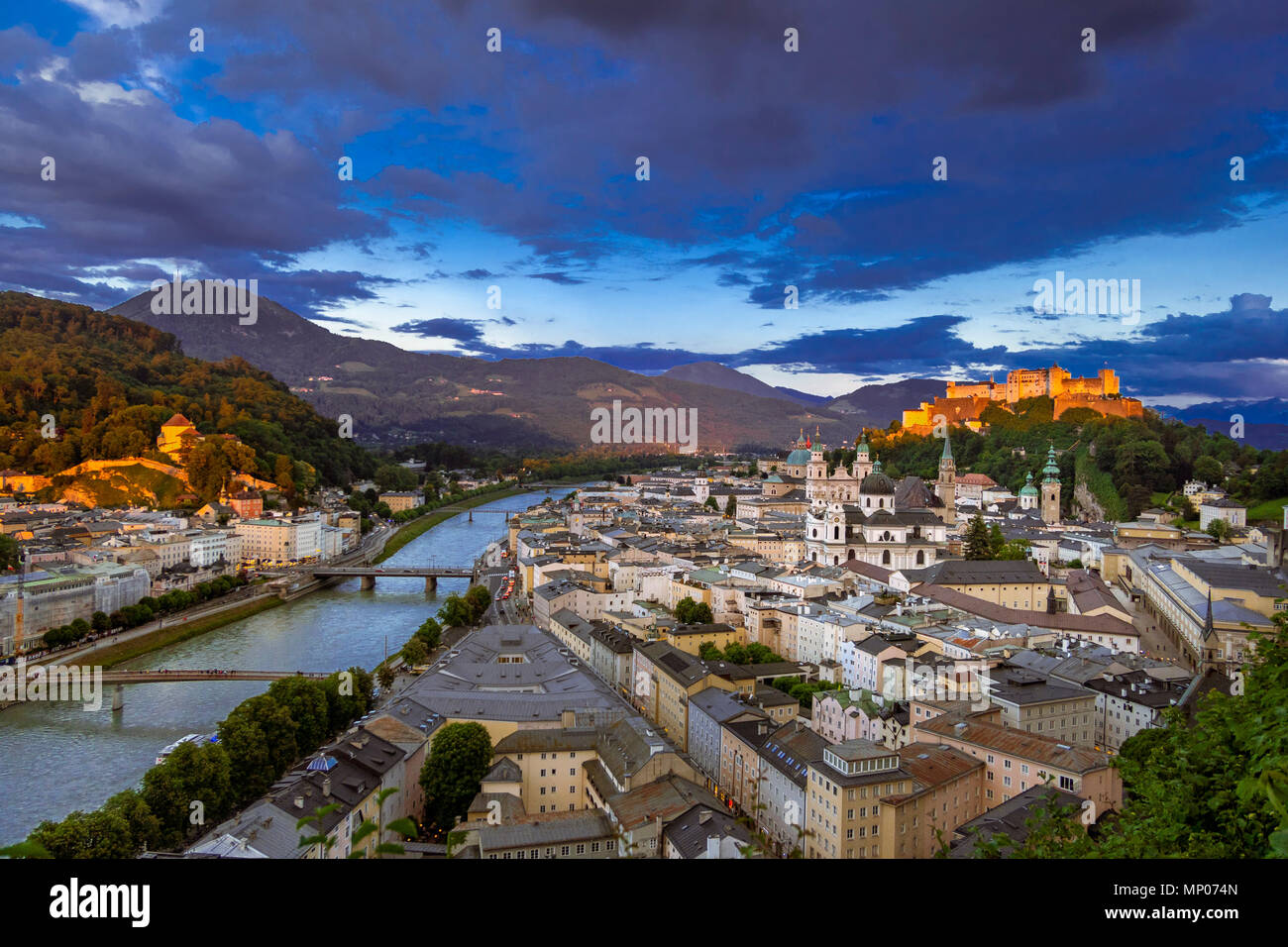 Panorama, il centro storico della città di Salisburgo in serata, Austria, Europa Foto Stock