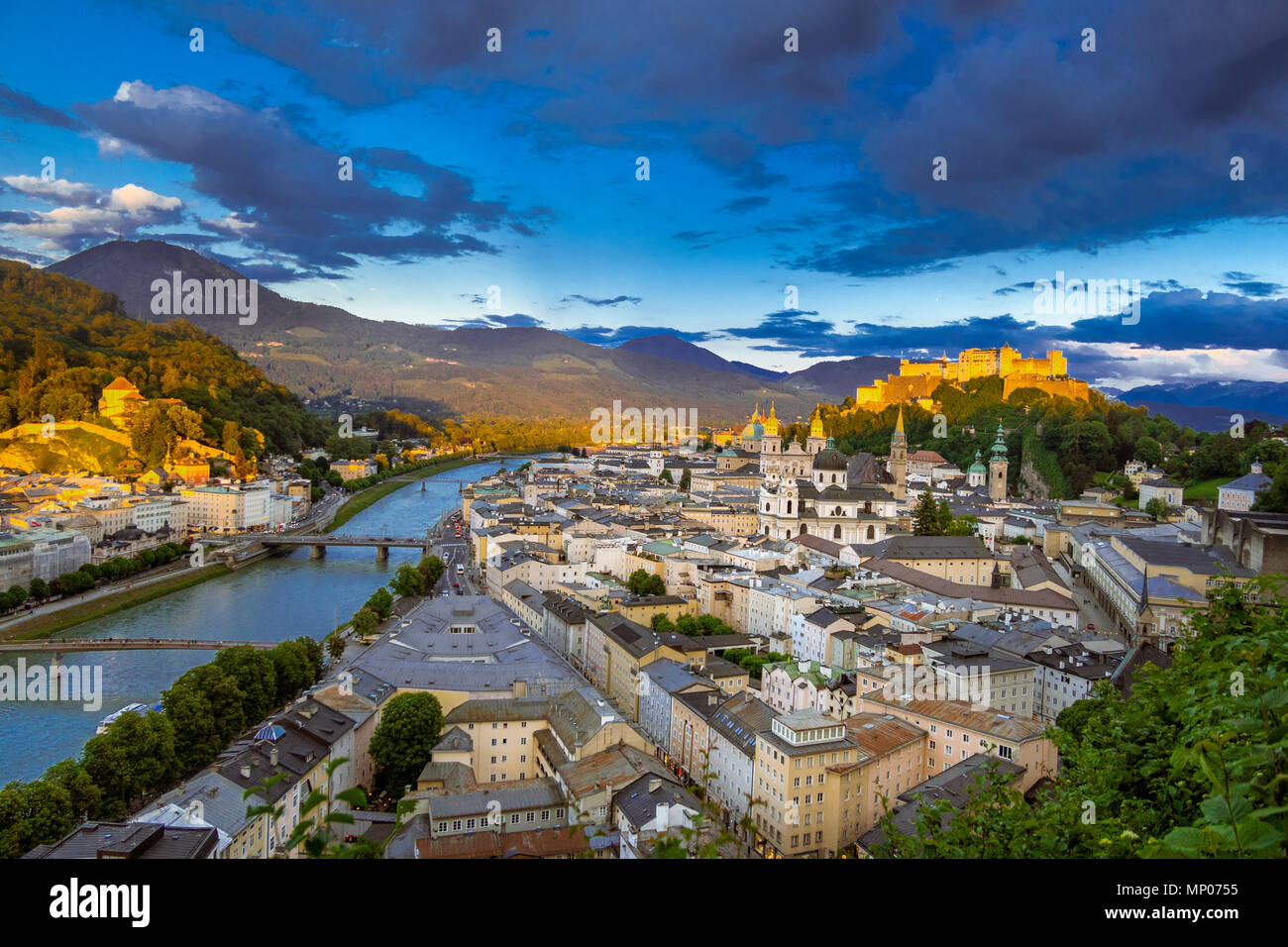 Panorama, il centro storico della città di Salisburgo in serata, Austria, Europa Foto Stock