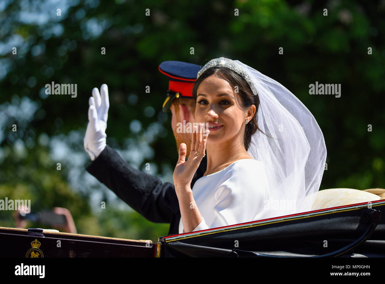 Meghan Markle e il principe Harry carrello processione dopo il Royal Wedding a Windsor. Sul lungo cammino. Il Duca e la Duchessa di Sussex. Abito da sposa Foto Stock