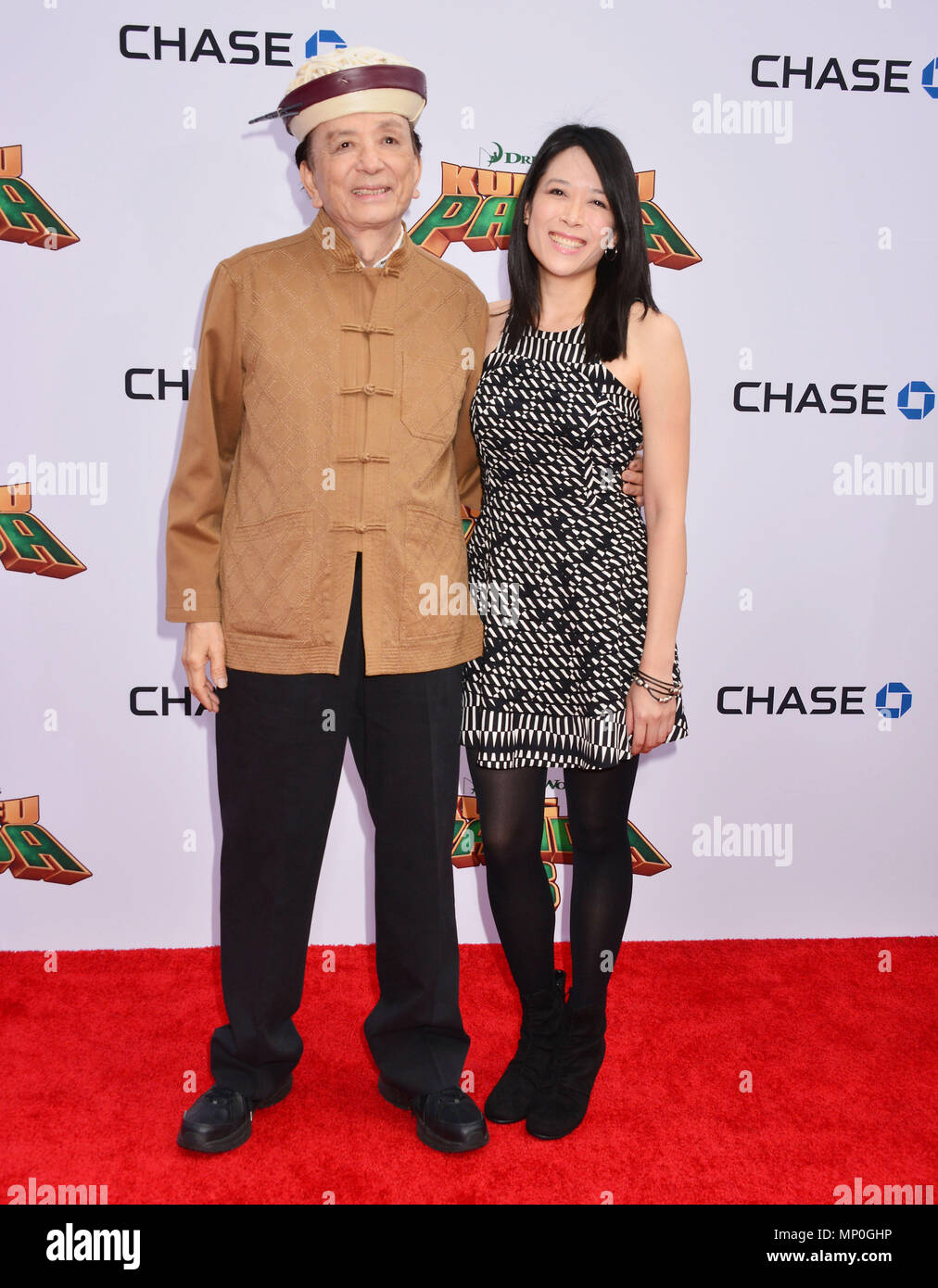 James Hong e figlia 072 presso il Kung Fu Panda Premiere al TCL Chinese Theatre di Los Angeles, 16 gennaio 2016.James Hong e figlia 072 ------------- Red Carpet Event, verticale, STATI UNITI D'AMERICA, industria cinematografica, celebrità, fotografia, Bestof, arte cultura e intrattenimento, Topix celebrità moda / Verticale, meglio di, evento nella vita di Hollywood - California, moquette rossa e dietro le quinte, USA, industria cinematografica, celebrità, movie celebrità, personaggi televisivi, musica celebrità, fotografia, Bestof, arte cultura e intrattenimento, Topix, verticale, famiglia da dall'anno , 2016, inchiesta tsuni@Gam Foto Stock