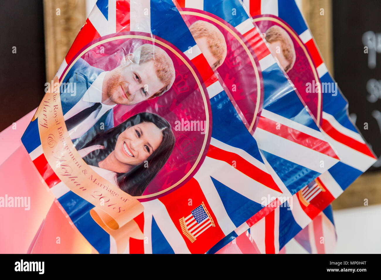 Royal Wedding souvenir Unione Jack bandiere con la foto di Harry e Meghan, Foto Stock