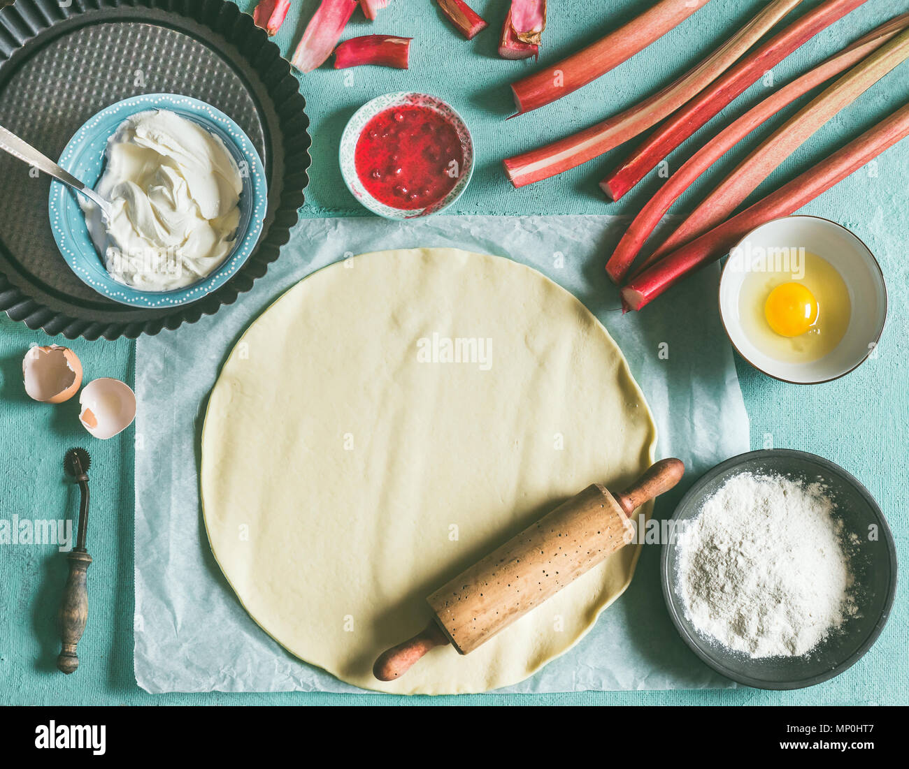 Torta di rabarbaro preparazione. Tavolo da cucina con pasta di torta ... Torta di rabarbaro preparazione. Tavolo da cucina con pasta di torta ...
