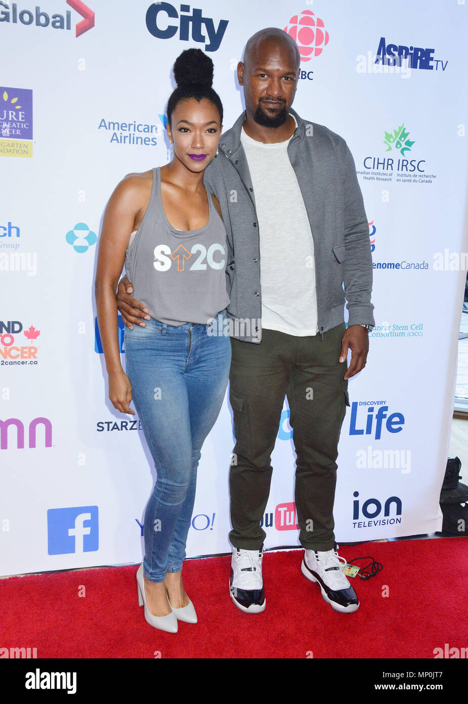 Sonequa Martin-Green, Kenric Green 152 all'Hollywood unisce per la 5° Biennale Stand fino al cancro (SU2C), un programma dell'industria dell'intrattenimento Foundation (FEI) presso il Disney Hall di Los Angeles. 9 settembre 2016.Sonequa Martin-Green, Kenric Green 152 ------------- Red Carpet Event, verticale, STATI UNITI D'AMERICA, industria cinematografica, celebrità, fotografia, Bestof, arte cultura e intrattenimento, Topix celebrità moda / Verticale, meglio di, evento nella vita di Hollywood - California, moquette rossa e dietro le quinte, USA, industria cinematografica, celebrità, movie celebrità, personaggi televisivi, musica celebrità, fotogr Foto Stock