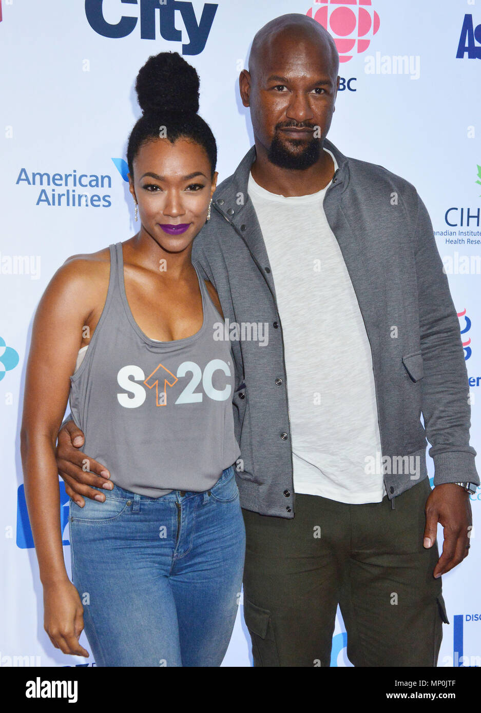 Sonequa Martin-Green, Kenric Green 154 all'Hollywood unisce per la 5° Biennale Stand fino al cancro (SU2C), un programma dell'industria dell'intrattenimento Foundation (FEI) presso il Disney Hall di Los Angeles. 9 settembre 2016.Sonequa Martin-Green, Kenric Green 154 ------------- Red Carpet Event, verticale, STATI UNITI D'AMERICA, industria cinematografica, celebrità, fotografia, Bestof, arte cultura e intrattenimento, Topix celebrità moda / Verticale, meglio di, evento nella vita di Hollywood - California, moquette rossa e dietro le quinte, USA, industria cinematografica, celebrità, movie celebrità, personaggi televisivi, musica celebrità, fotogr Foto Stock