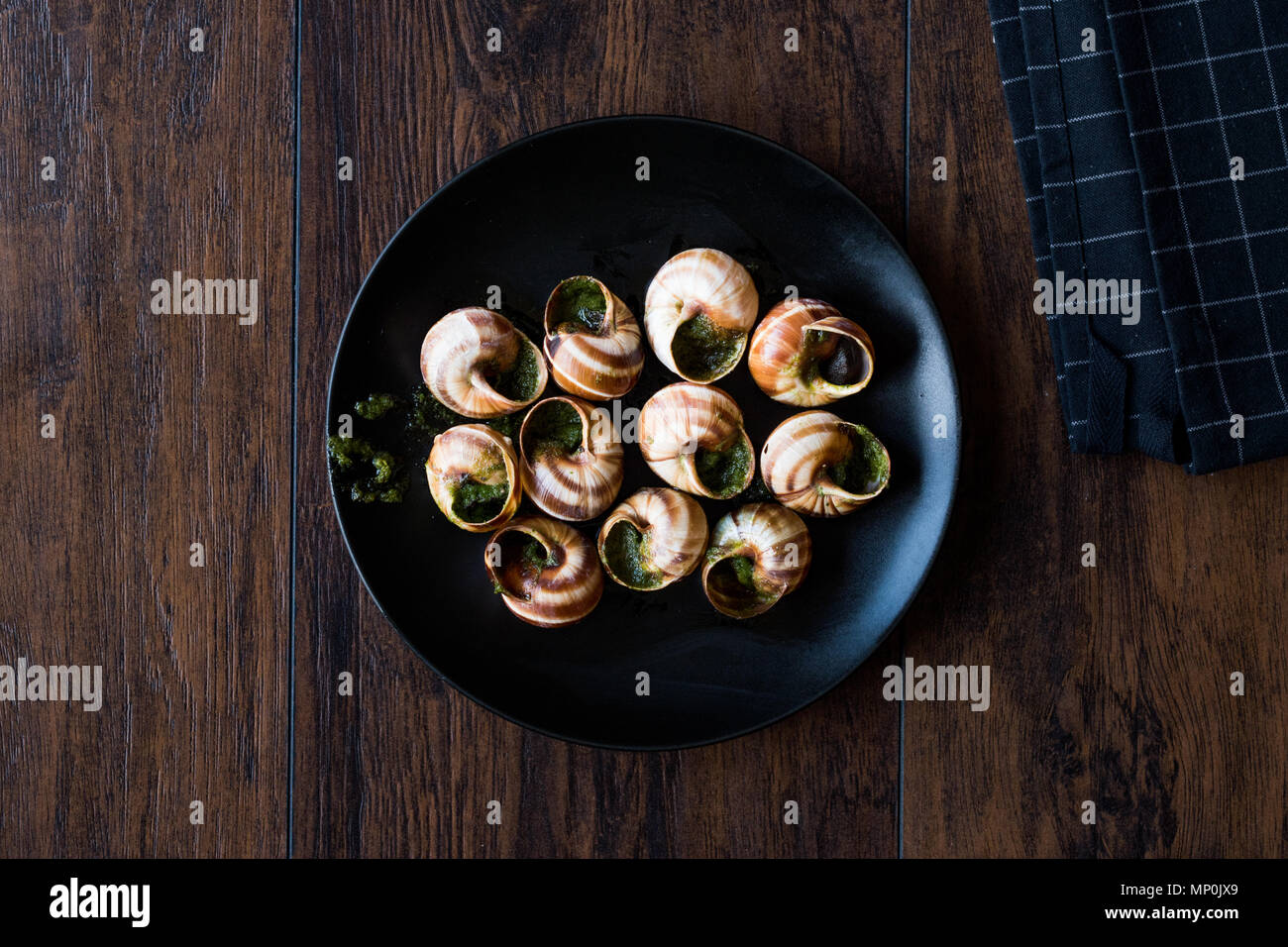 Escargots de Bourgogne - cibo di lumaca con burro alle erbe, Francia piatto gourmet. Alimenti biologici. Foto Stock