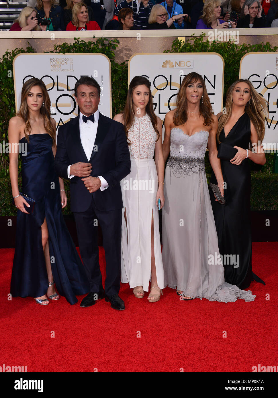 Sylvester Stallone, Jennifer Flavin e figlie al 2016 Golden Globe Awards presso il Beverly Hilton di Los Angeles. 10 gennaio 2016.Sylvester Stallone, Jennifer Flavin e figlie ------------- Red Carpet Event, verticale, STATI UNITI D'AMERICA, industria cinematografica, celebrità, fotografia, Bestof, arte cultura e intrattenimento, Topix celebrità moda / Verticale, meglio di, evento nella vita di Hollywood - California, moquette rossa e dietro le quinte, USA, industria cinematografica, celebrità, movie celebrità, personaggi televisivi, musica celebrità, fotografia, Bestof, arte cultura e intrattenimento, Topix, verticale, famiglia da Foto Stock