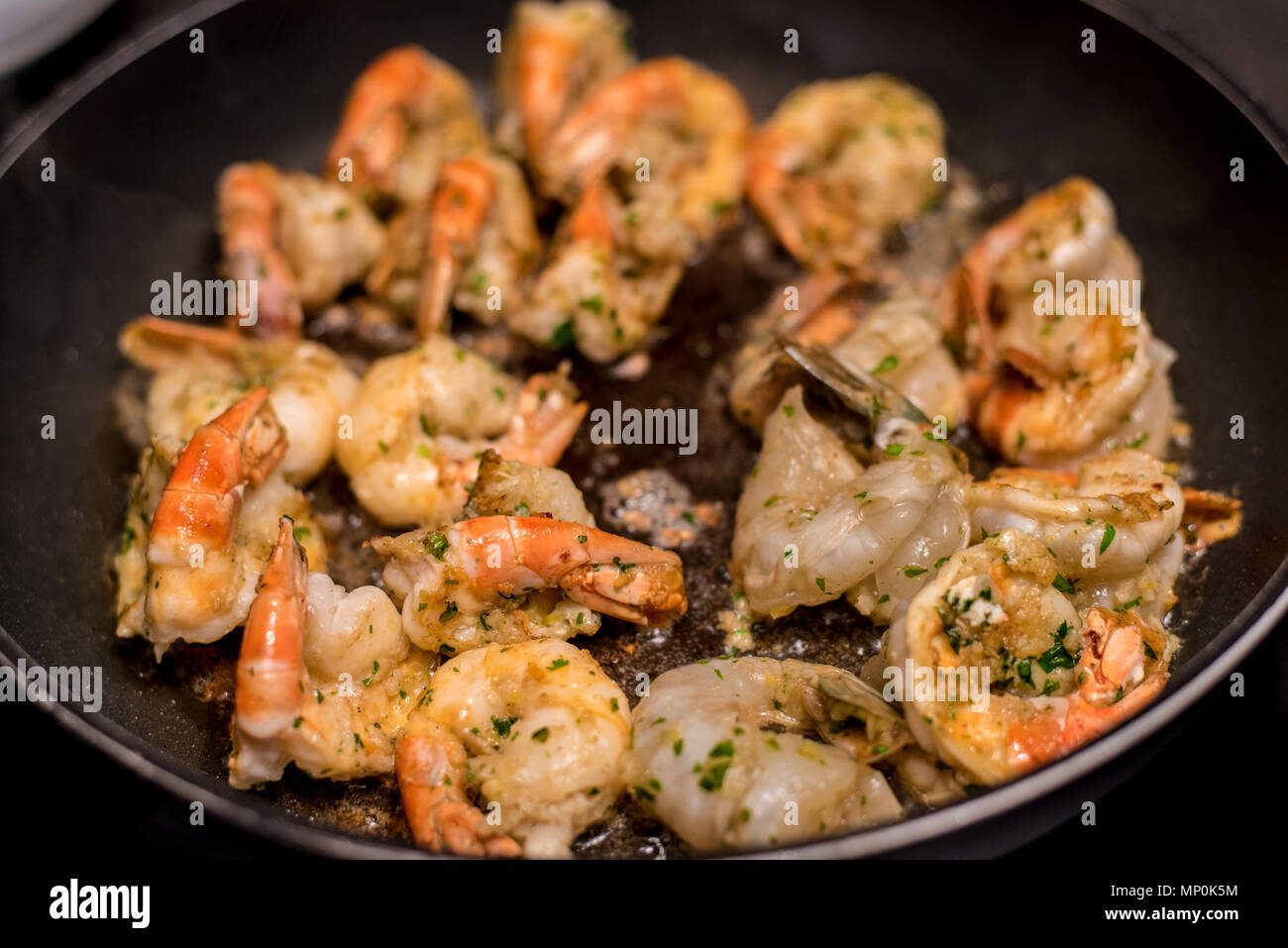 Jumbo Scampi Sauteeing in burro e olio di oliva Foto Stock