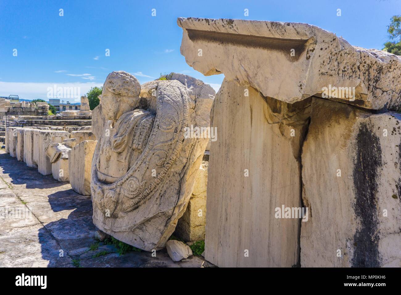 Sito archeologico di Eleusis (Eleusina). Sculture romane. Il romano approccio al centro del santuario è stato costruito da Adriano Foto Stock