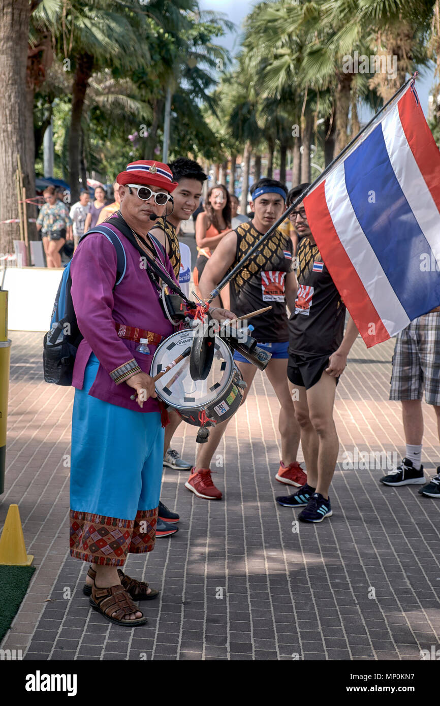 Busker, Thailandia musicista, street entertainer one man band Foto Stock