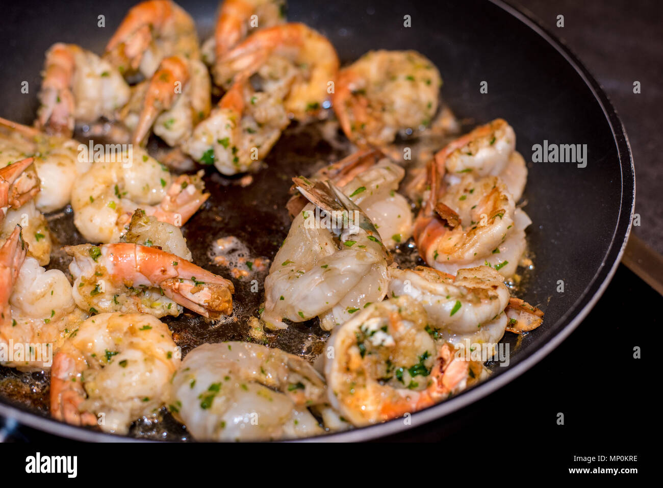 Jumbo Scampi Sauteeing in burro e olio di oliva Foto Stock