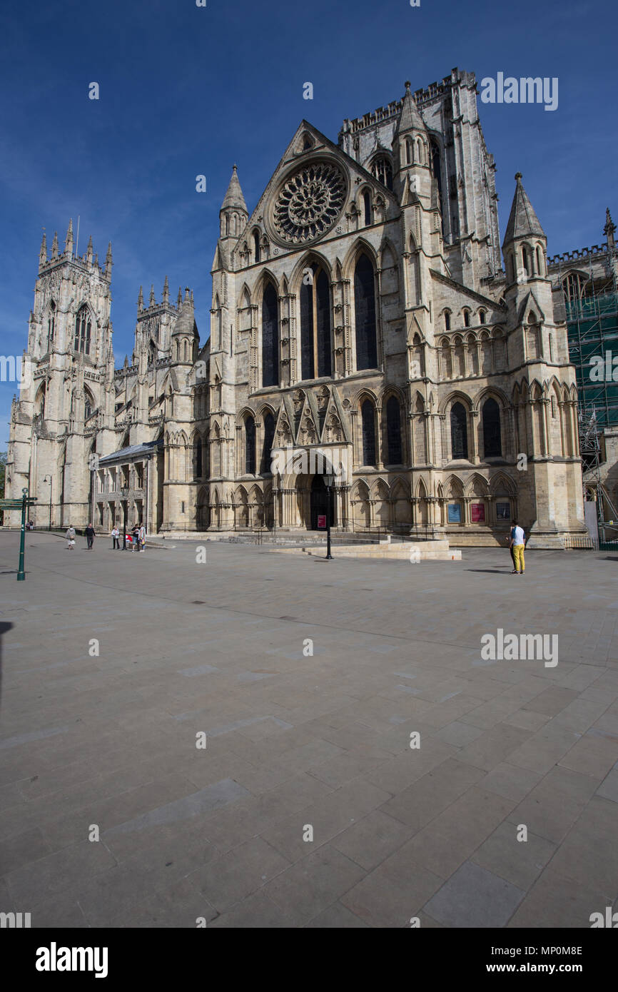 Lato sud e ingresso alla Cattedrale di York Minster e York, Inghilterra Foto Stock