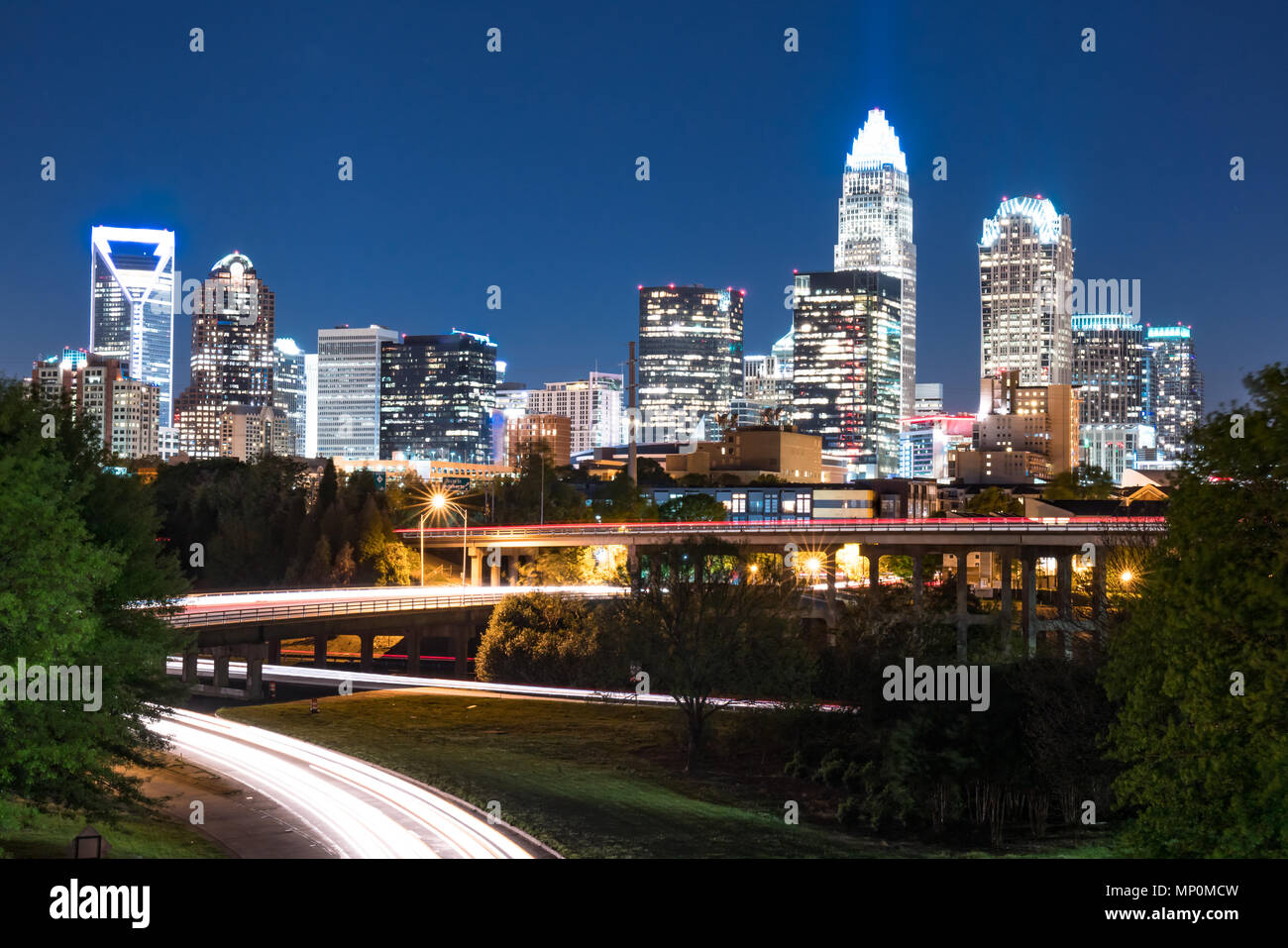 Skyline della città di Charlotte nella Carolina del Nord di notte Foto Stock