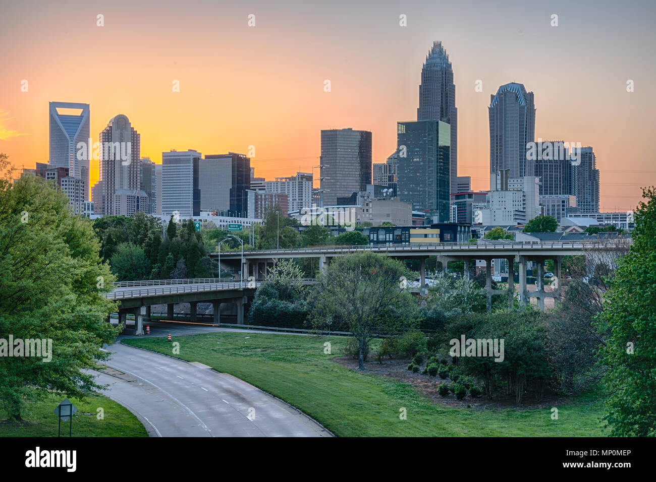 Skyline della città di Charlotte nella Carolina del Nord al tramonto Foto Stock