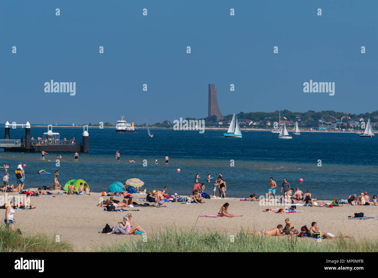 Rilassarsi in una calda giornata estiva in spiaggia 'Falkensteiner Strand', il fiordo liner arrivando fino al molo, Kiel Fjord, Kiel, Germania, Foto Stock