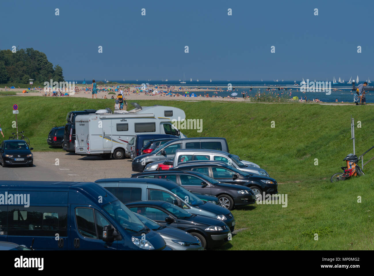 Rilassarsi in una calda giornata estiva in spiaggia 'Falkensteiner Strand', parcheggio dietro la diga, Kieler fiordo, Kiel, Germania, Foto Stock