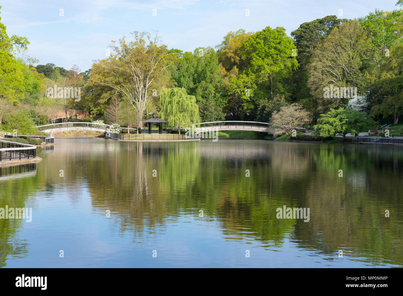 Ponti sul lago in Pullen Park in Raleigh, North Carolina Foto Stock