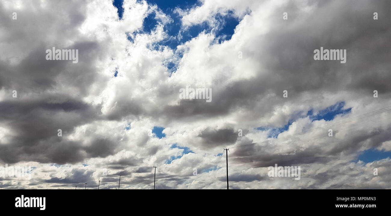 Cielo blu nuvoloso Foto Stock