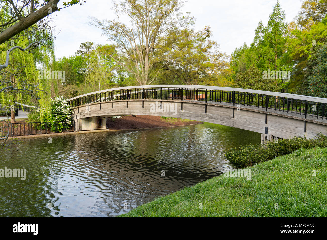 Ponte sul lago in Pullen Park in Raleigh, North Carolina Foto Stock